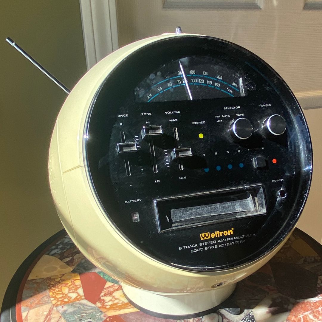 View 2 Weltron Space Ball radio 2001